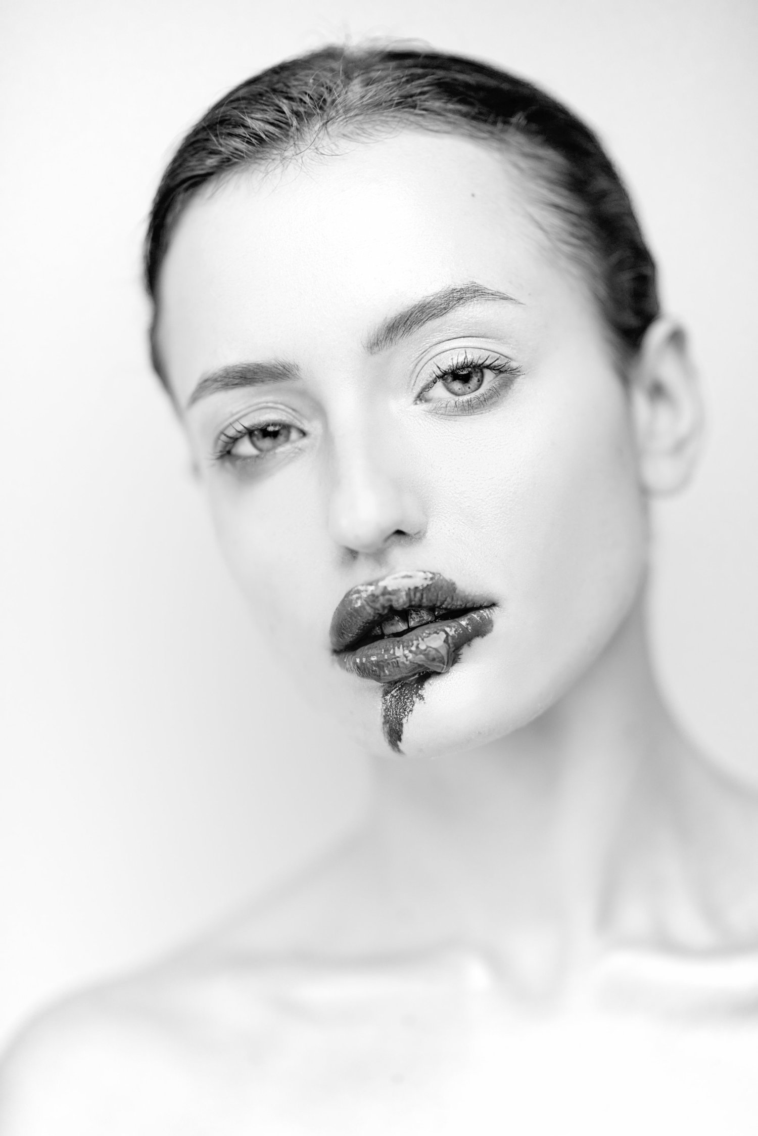 Schwarz-Weiß-Porträt Junge Frau, intensive Augen, strenger Blick Dunkler, tropfender Lippenstift Dramatisch, düster, androgyn