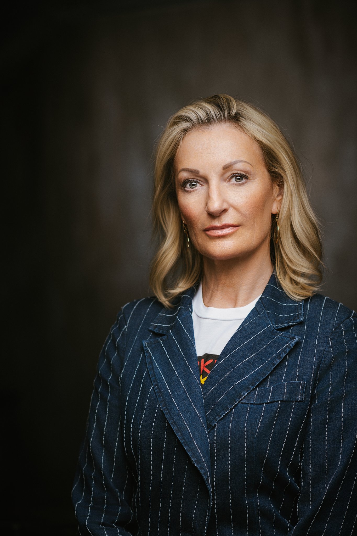 Monika Gruber ist eine deutsche Kabarettistin, Schauspielerin und Autorin
