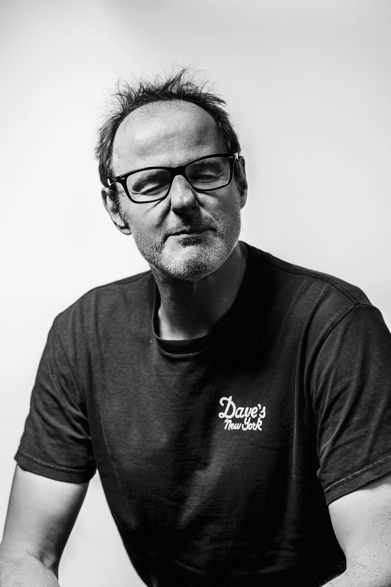 Vince Ebert ist ein deutscher Comedian, Kabarettist und Autor