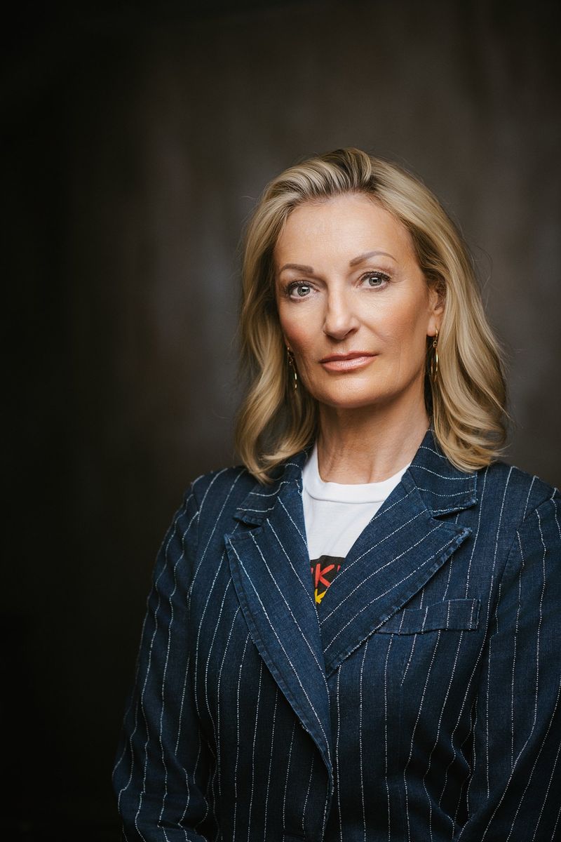 Monika Gruber ist eine deutsche Kabarettistin, Schauspielerin und Autorin