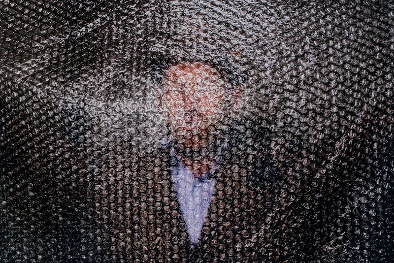 Person hinter Luftpolsterfolie, unscharf sichtbar