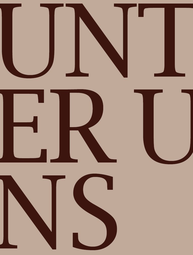 Teil einer Textbotschaft mit den Buchstaben "UNTER UNS" in dunkler Schrift auf beigem Hintergrund.