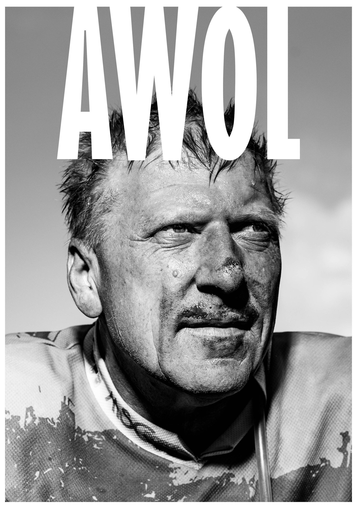 Schwarz-weiß-Foto eines Mannes mit ernstem Gesichtsausdruck, im oberen Teil steht der Text "AWOL".