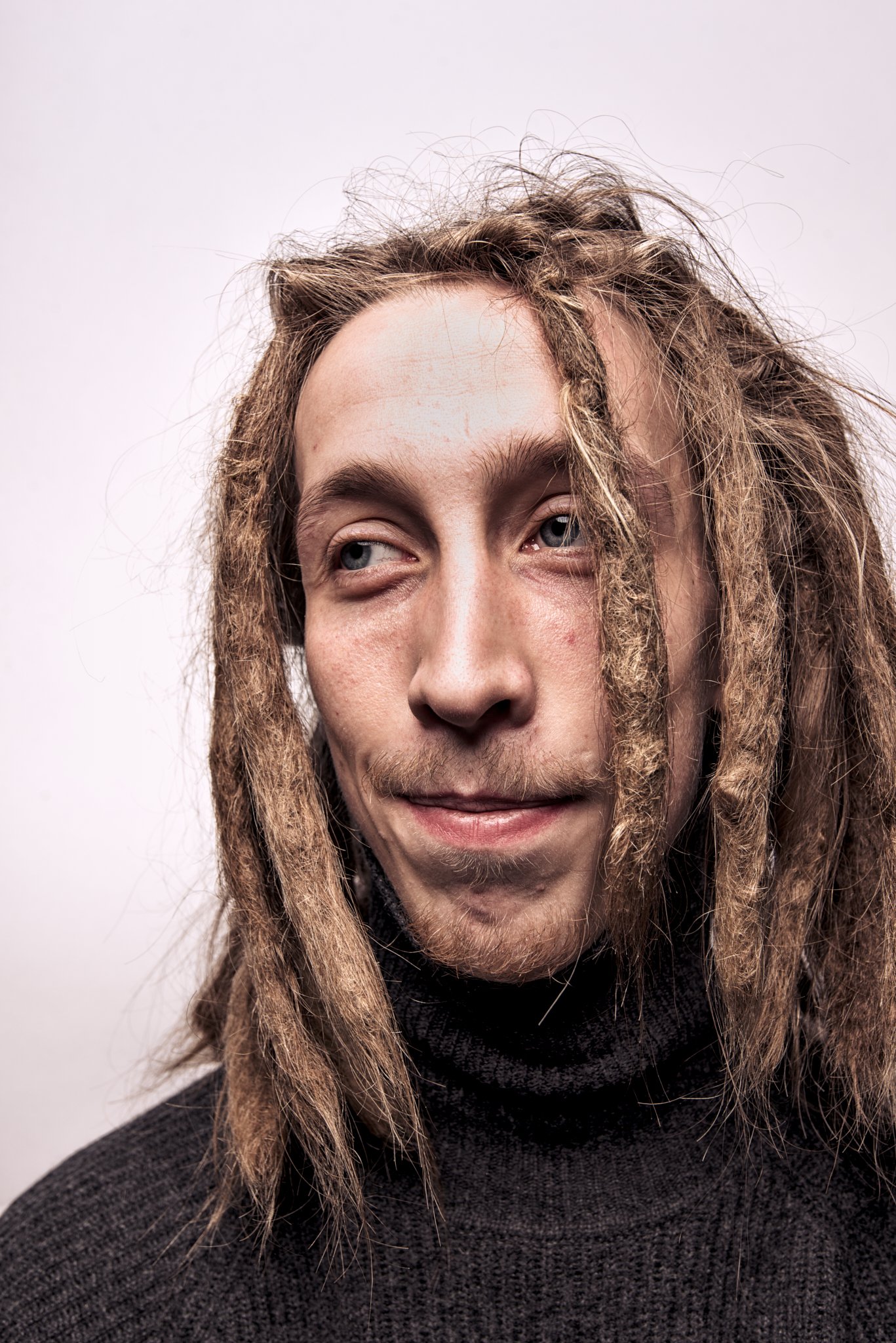 Mann mit langen Dreadlocks, schwarzer Rollkragenpullover