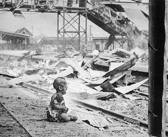 H.S. Wong - “Bloody Sunday”. Die kleine Ping-Mei in den Ruinen des Bahnhofs in Shanghai.