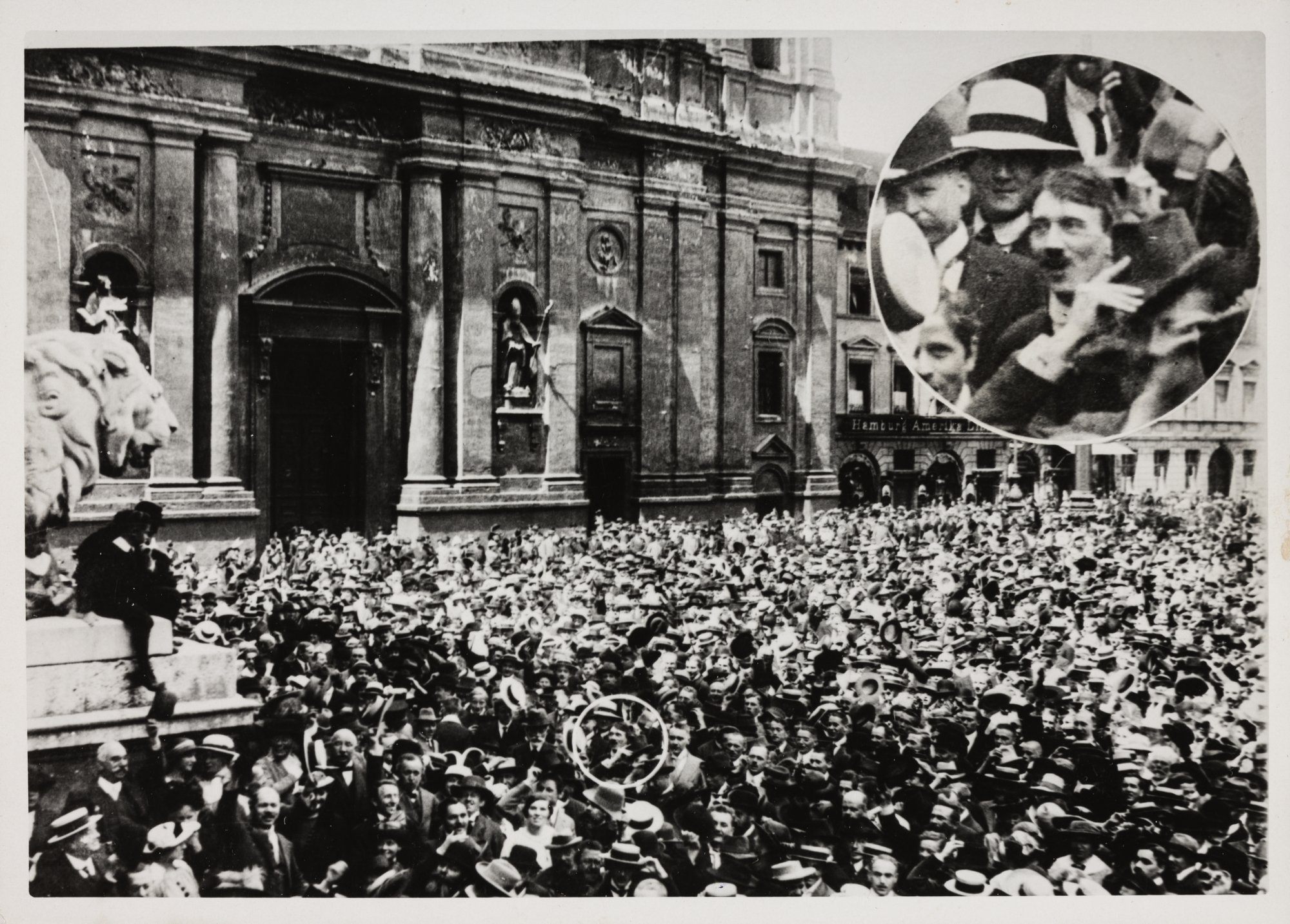 Heinrich Hoffmann, Münchner Odeonsplatz am 2. August 1914 (vergrößerte Darstellung Adolf Hitlers), 1914, Münchner…