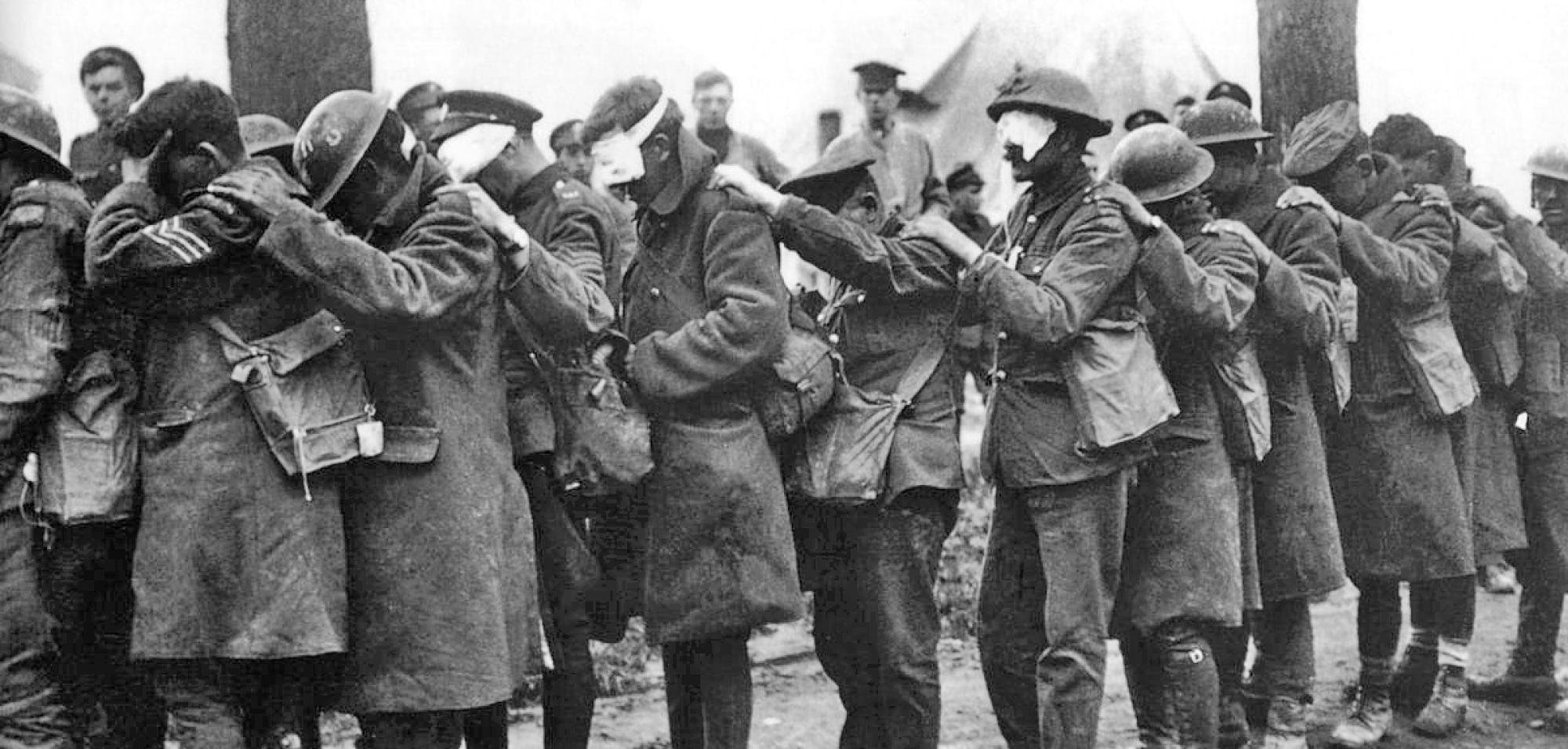 Nach einem Gasangriff, ca. 1916. Imperial War Museum.