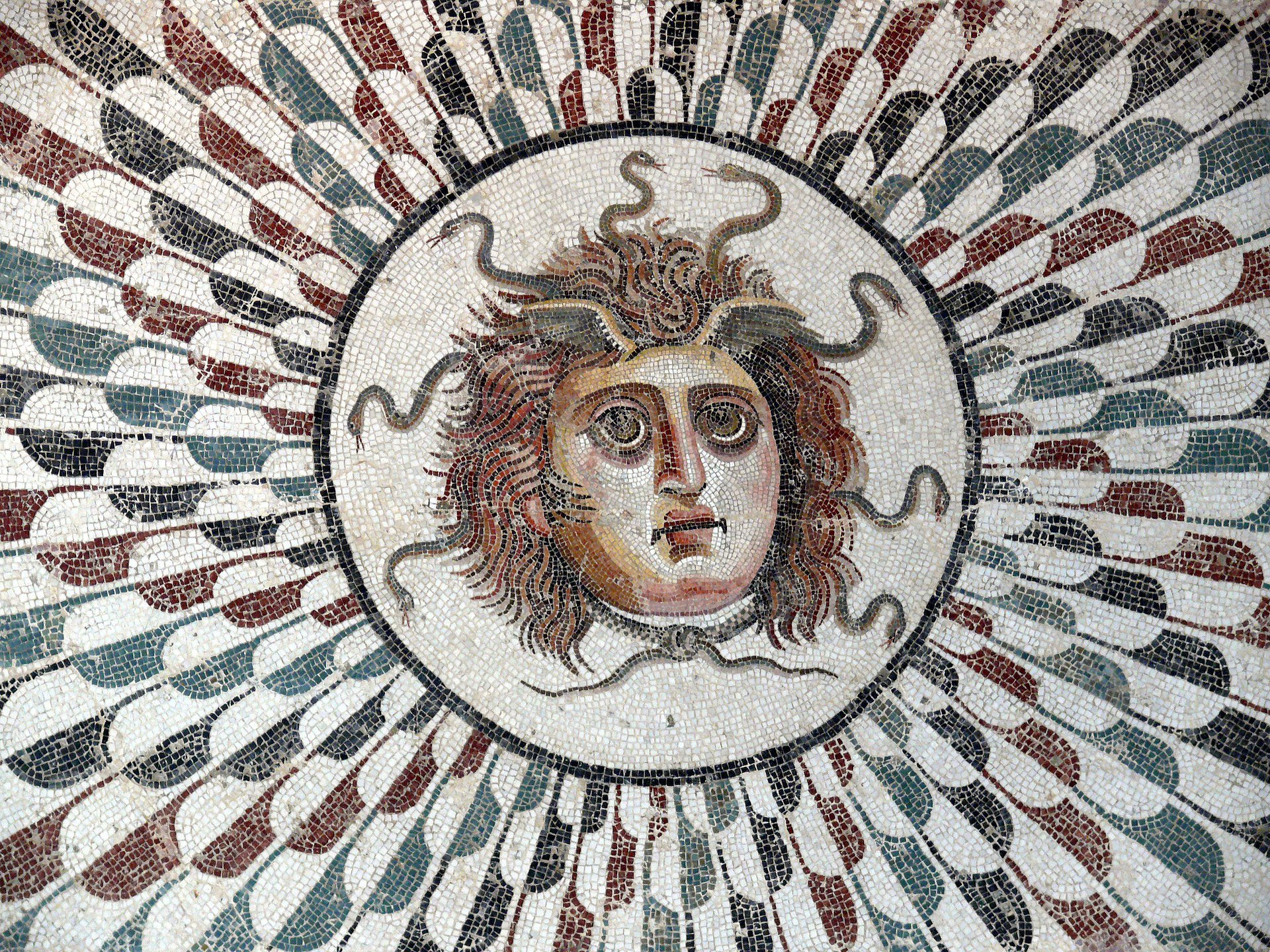 Der Kopf der Medusa steht im Mittelpunkt eines Mosaikbodens in einem Tepidarium der Römerzeit. Sousse, Tunesien.