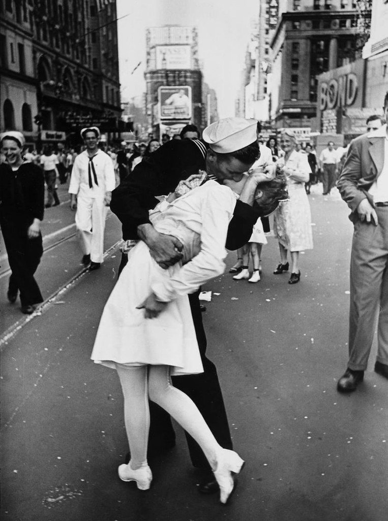 V-J Day in Times Square. 13. Aug. 1945, Alfred Eisenstaedt, The LIFE Picture Collection