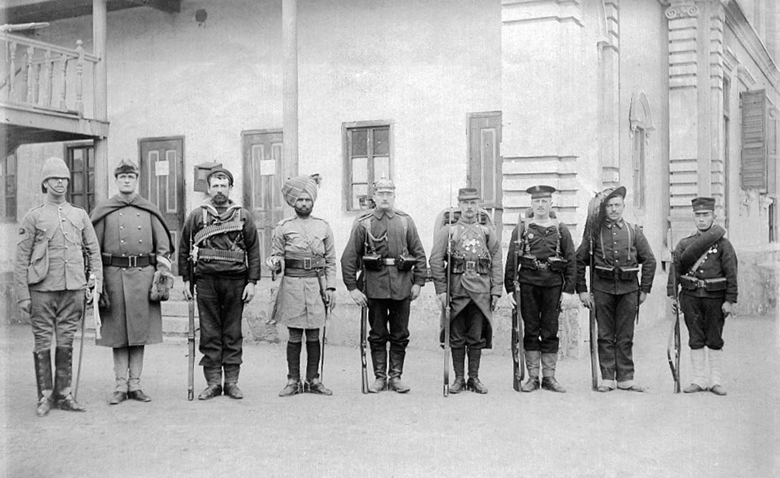 Truppen der Acht-Nationen-Koalition, aufgenommen von Captain F. O’Keefe, Peking 1900. - U.S. Library of Congress Der…