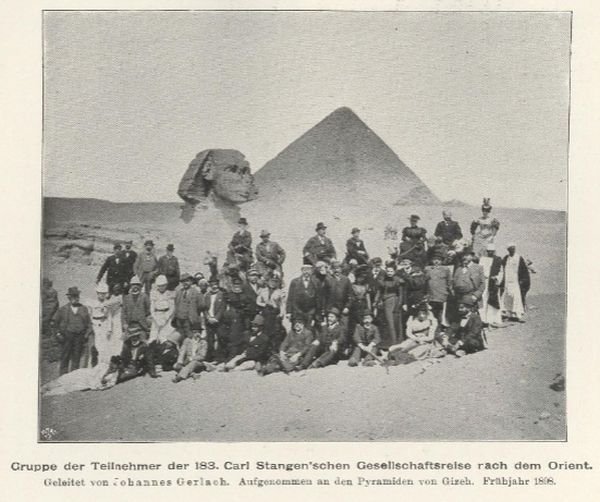 Eine Reisegruppe aus Deutschland in Gizeh. Heute befindet sich an der ungefähren Position des Fotografen ein KFC. Und…