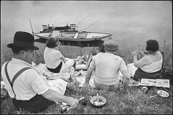 Henri Cartier-Bresson: Erster bezahlter Urlaub, Ufer der Seine bei Juvisy-sur-Orge, Frankreich, 1938, © 2024 Fondation…