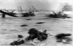 Originaltitel: “American soldiers landing on Omaha Beach, D-Day, Normandy, France”, oft auch als “Man in the Surf”…