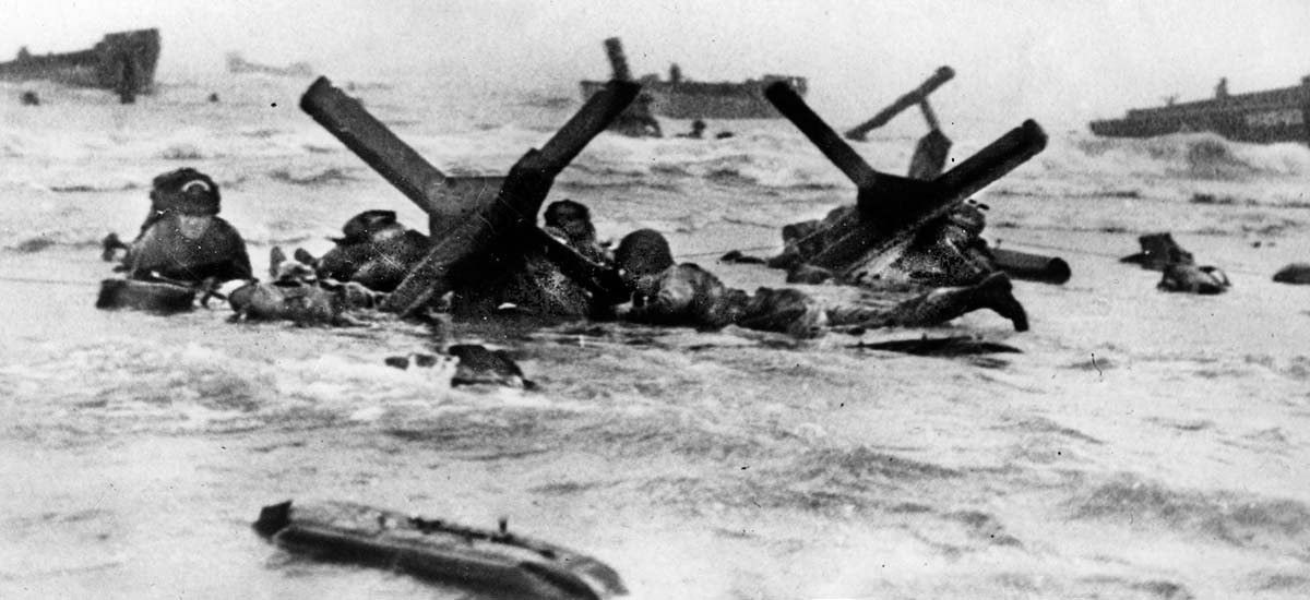 Gut sichtbar der Halbkreis auf dem Helm des Soldaten ganz links, das taktische Zeichen der Pioniere. Originaltitel…