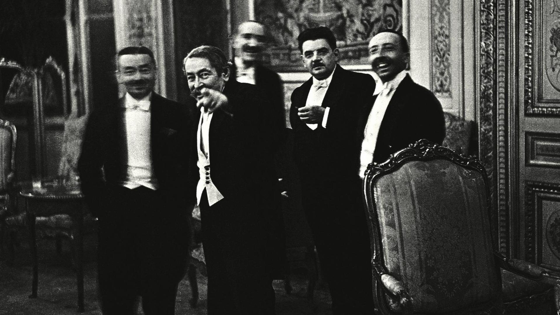 Aristide Briand zeigt auf Salomon und ruft: „Ah ! Le voilà ! Der König der Indiskreten! “ - Dr. Erich Salomon 1931