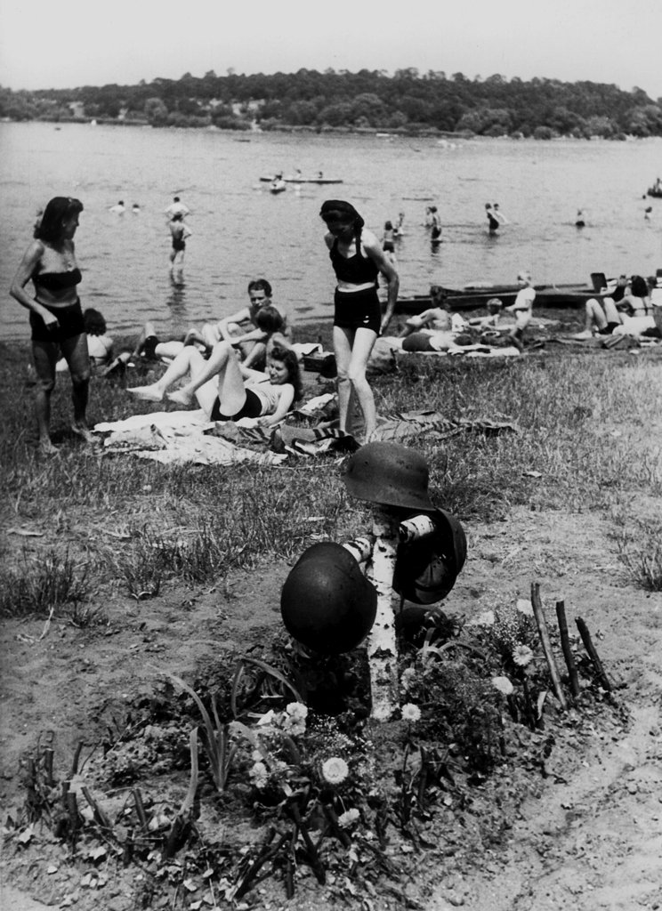 Koexistenz zwischen studium und punctum. Soldatengrab an der Havel, vermutlich 1945, Verfasser unbekannt.