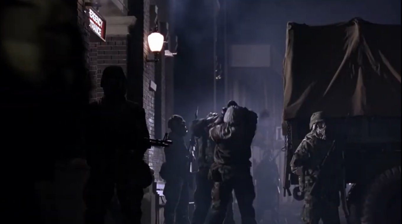 Filmszene, Beladung von Militär-LKW mit Opfern - Outbreak, 1995. Regie: Wolfgang Petersen, Verleih: Warner Bros…