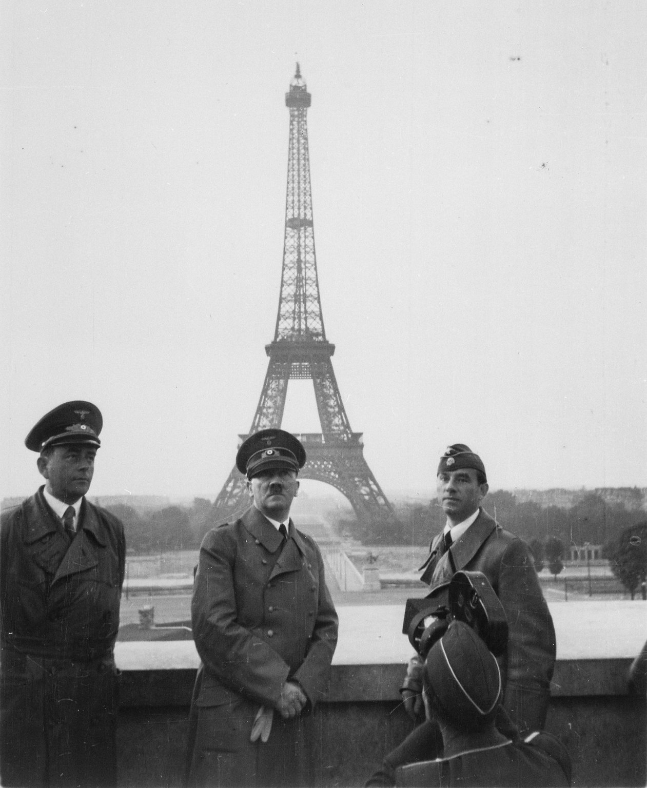 Albert Speer, Adolf Hitler und Arno Breker auf dem Trocadéro vor dem Eiffelturm. Davor ein Kameramann für die…