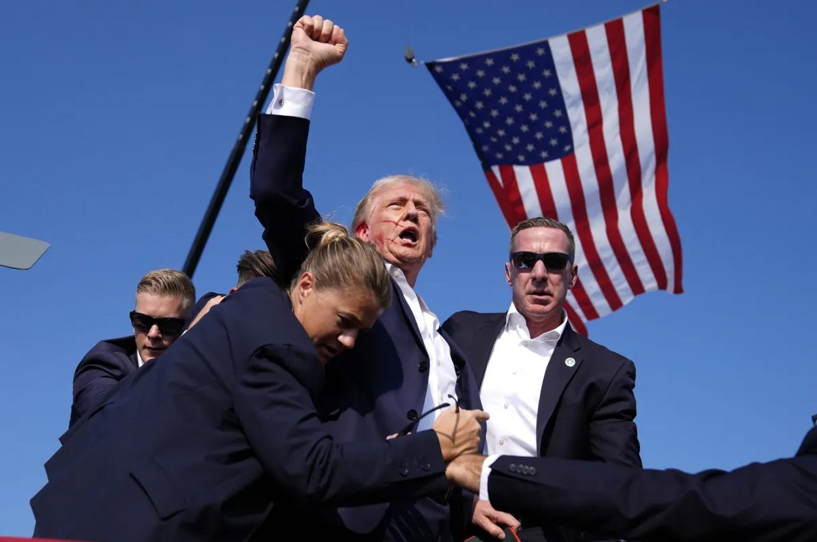 Der republikanische Präsidentschaftskandidat und ehemalige Präsident Donald Trump, umgeben von Agenten des…