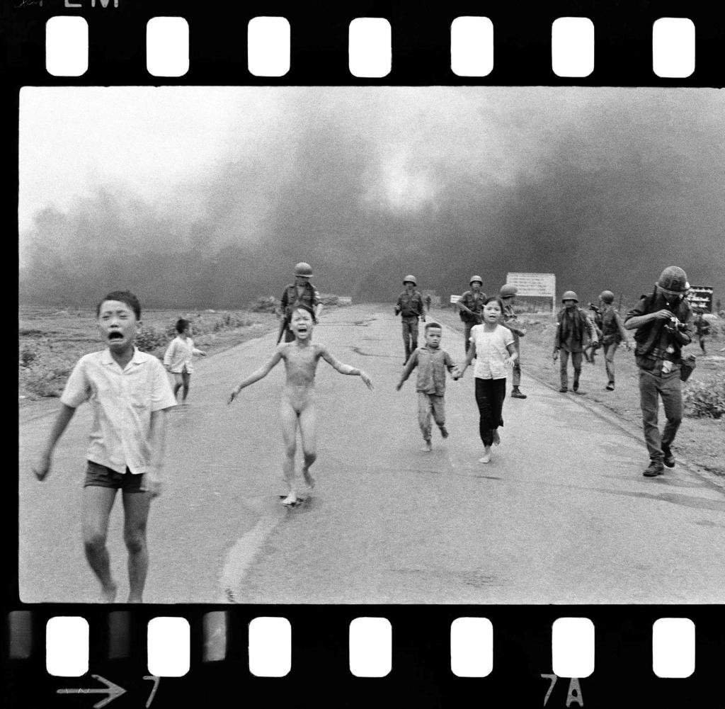 Trang Bang, 8. Juni 1972. Phan Thanh Tam, Phan Than Phuoc und Phan Thi Kim Phuc, links ihr Ihr Cousin Ho Van Bo und…