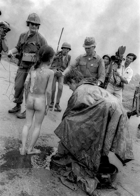 Christopher Wain (im Poncho, kniend) versorgt Kim Phuc. Nick Ut / AP