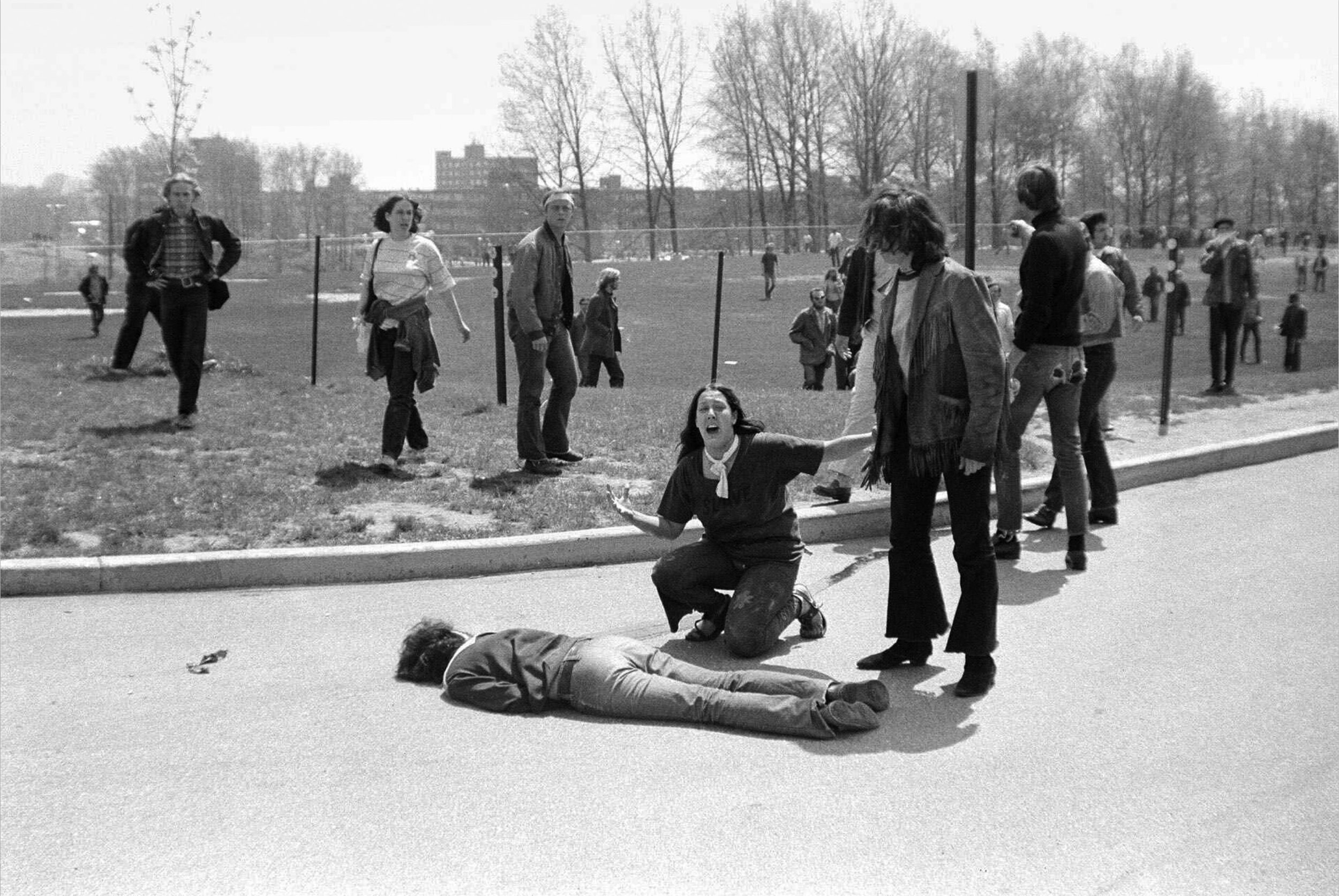 Kent State University, 4. Mai 1970, John Filo. Diese Fotografie wurde auch retuschiert veröffentlicht, Zaunpfahl…