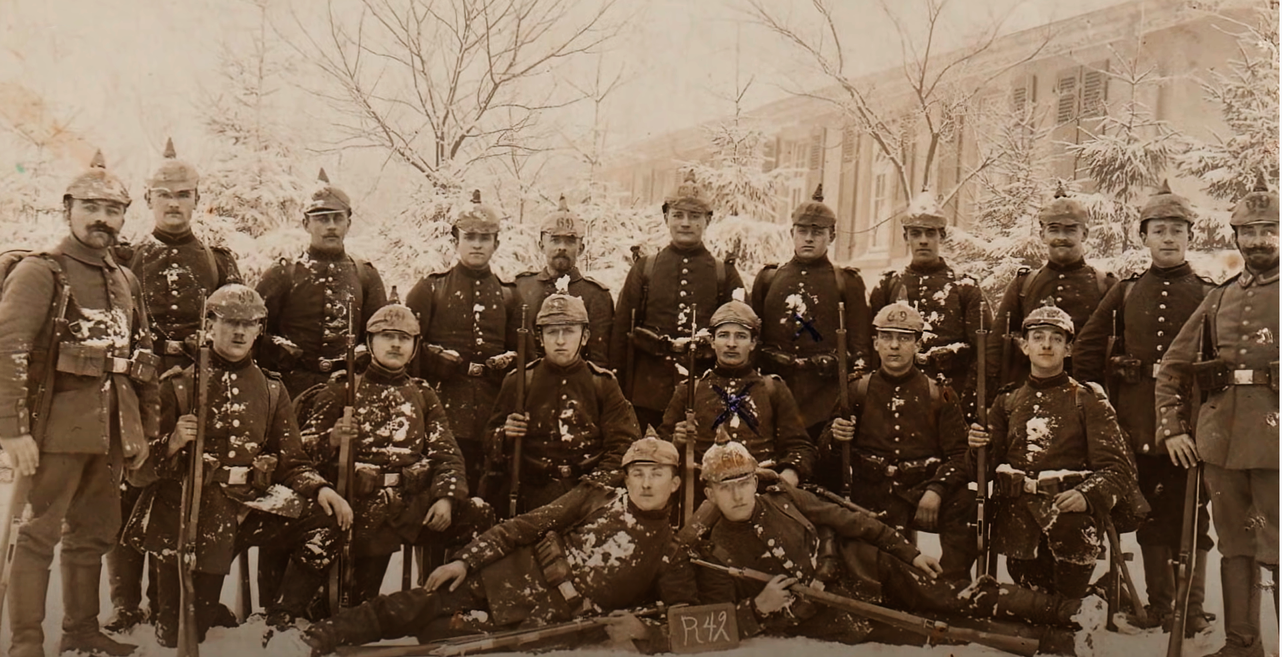 Rekruten des IR 69 in Elsenborn, Januar 1915. Otto Krieger in der 2. Reihe, kniend, der dritte von rechts. August…