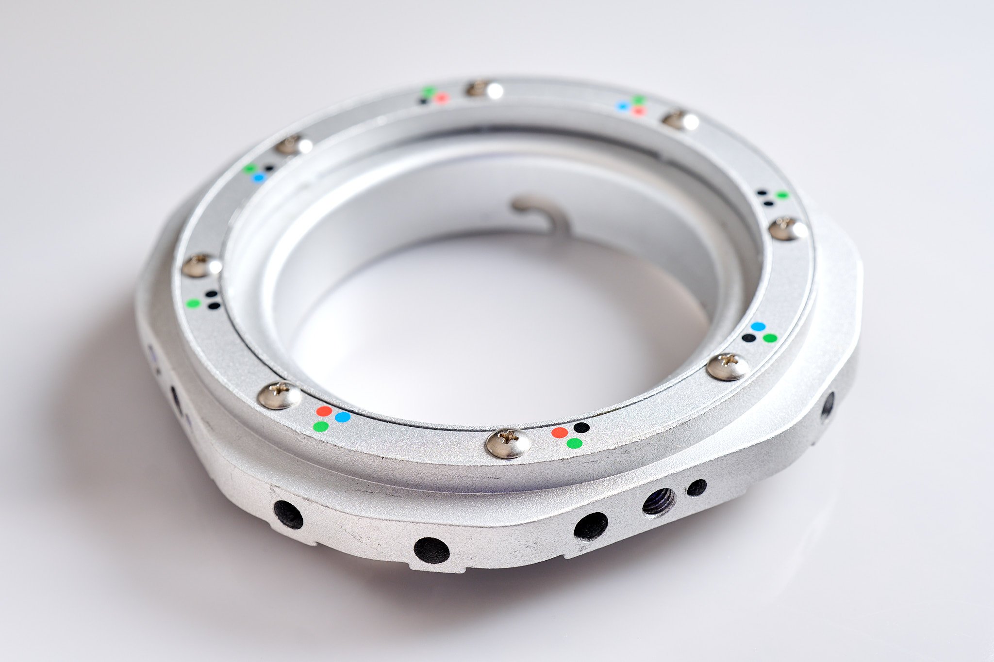 Ein konventioneller Speedring von der Lichtseite. Montiert wird mit Sicht auf die andere Seite.