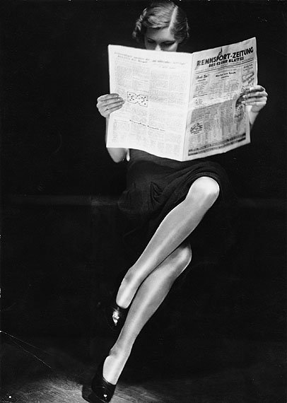 1932 - Eine Frau liest Zeitung, Yva.